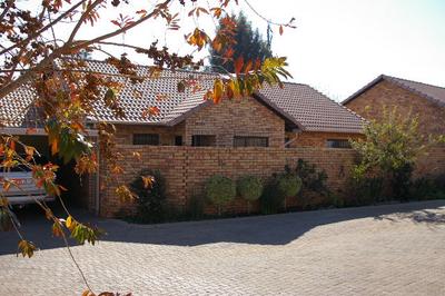 Townhouse For Rent in Willow Park Manor, Pretoria